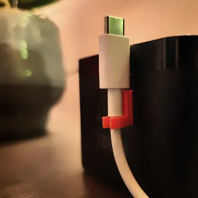 Nắp che cổng USB dọc kèm kẹp giữ dây sạc (Vertical USB Cover with Charging Cable Holder)