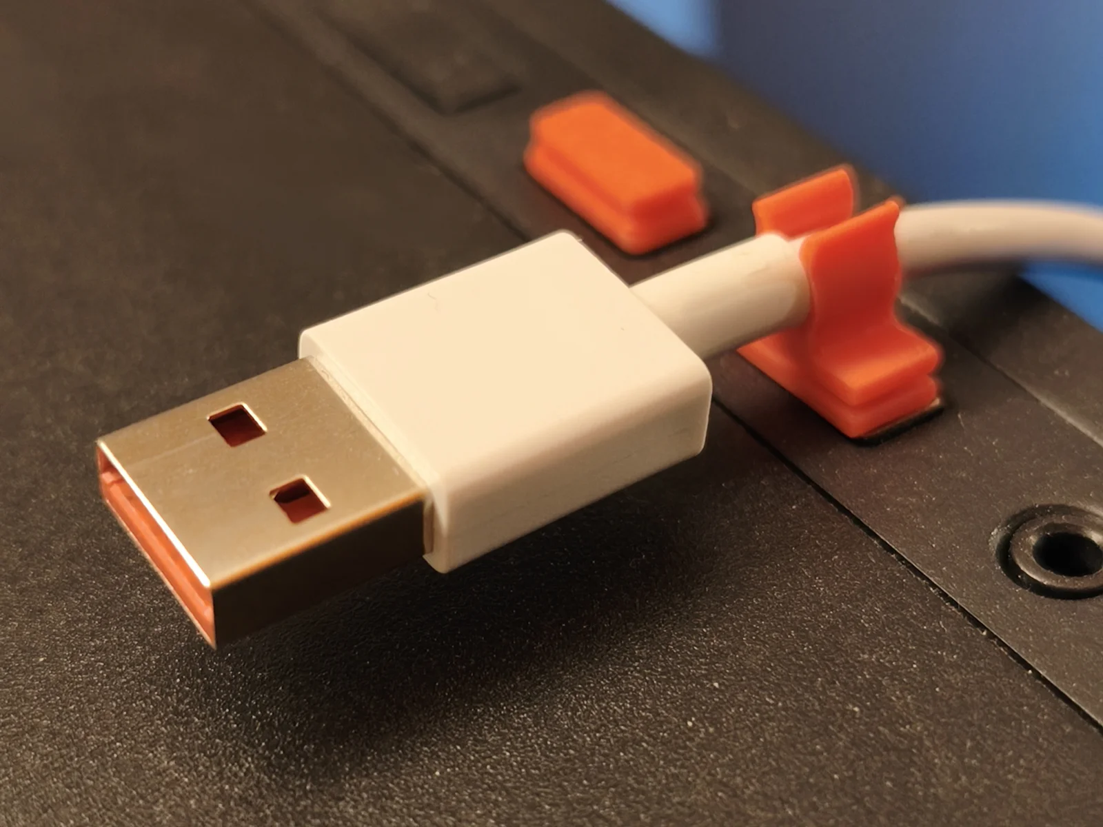 Nắp che bụi cổng USB kèm kẹp giữ dây sạc… 1