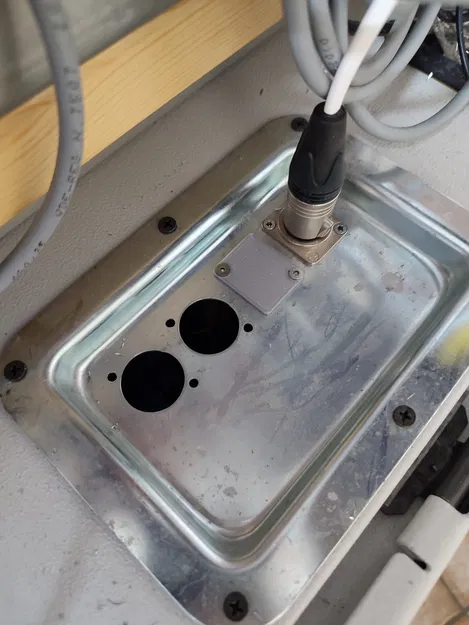 Tấm che lỗ XLR Neutrik (Neutrik XLR blanking plate) - Image 2