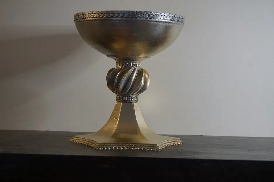 Chén Thánh (Holy Grail) từ phim Excalibur (1981) – The Holy Grail from the 1981 Movie Excalibur - Image 2