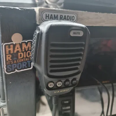 Giá treo mic Yaesu gắn dưới kệ