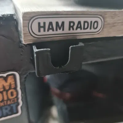 Giá treo mic Yaesu gắn dưới kệ