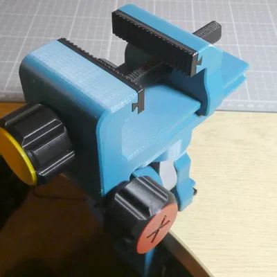 Ê-tô kẹp bàn 3 trục (Three Axis Table Vise)