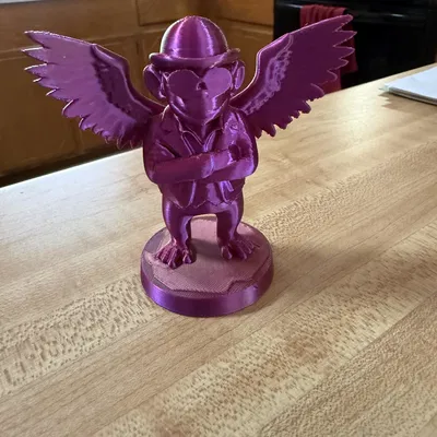 Khỉ Bay mặc đồ đội nón Derby và đeo kính mát