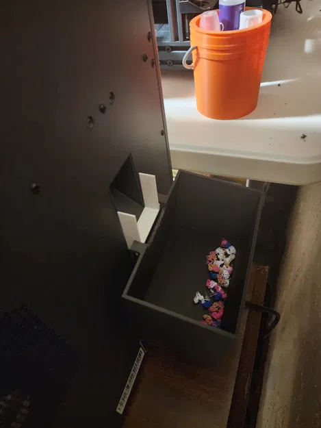 Bộ gá và hộp Poop Chute - Image 1