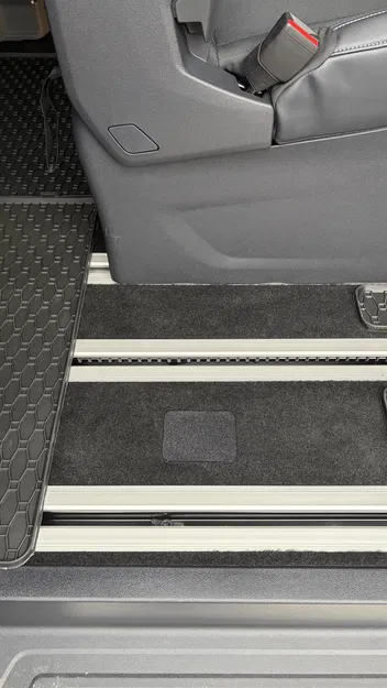 Nắp che ổ cắm dây điện hàng ghế sau Ford Tourneo Custom (2024+) - Image 3