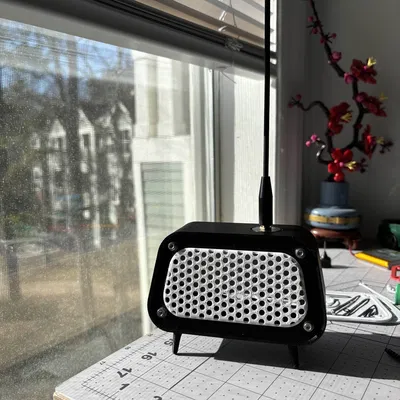 Đế Radio Lưới Cổ Điển (Vintage Mesh Radio Base)