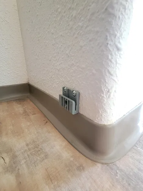 Regalo Retractable Safety Gate – Kẹp gắn (attachment clips) để dời nhiều vị trí - Image 1