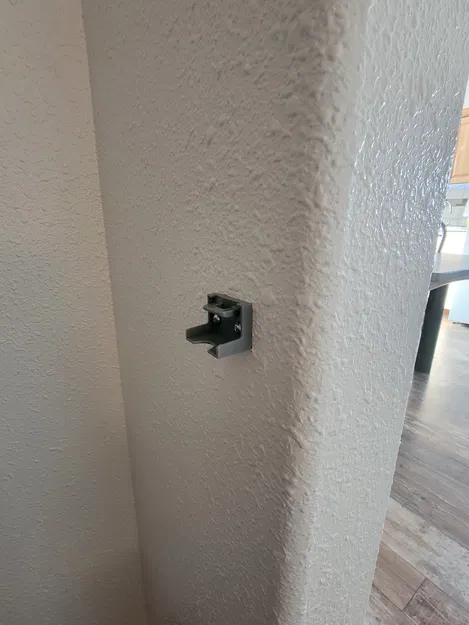 Regalo Retractable Safety Gate – Kẹp gắn (attachment clips) để dời nhiều vị trí - Image 3