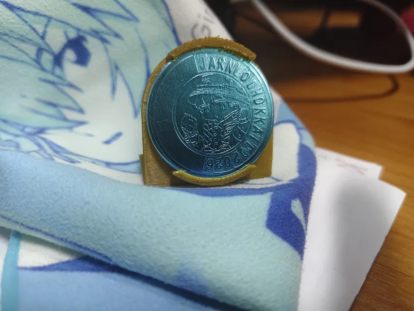 Giá đỡ đồng xu lưu niệm (Souvenir coin stand) - Image 1