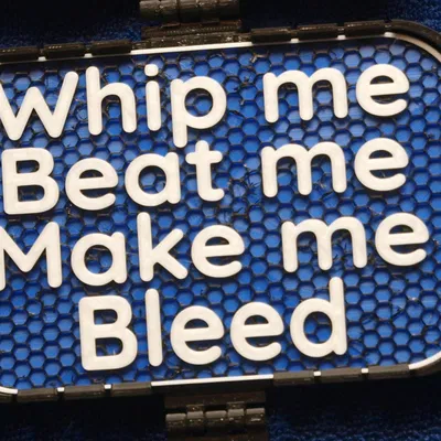 Bảng chữ “Whip Me”