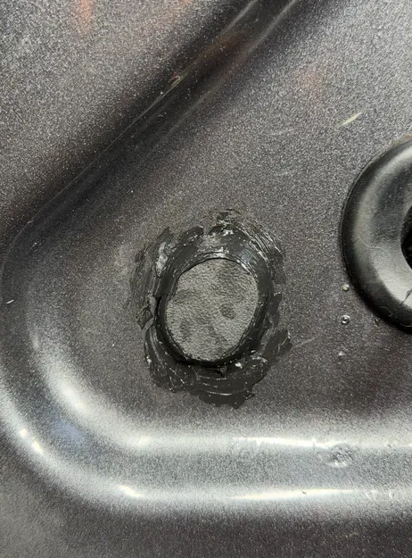 Ford Fiesta Hatch - Nút bịt lỗ thoát nước đèn hậu MK7 MKVII - Image 1