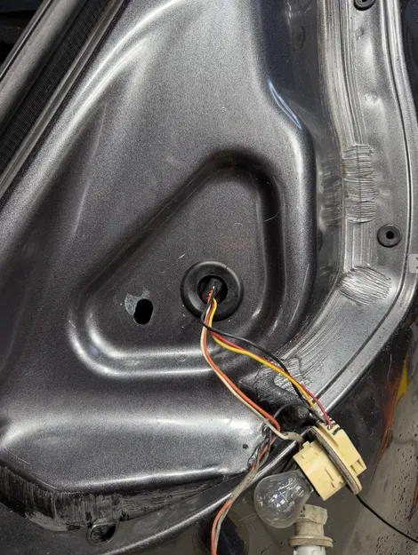 Ford Fiesta Hatch - Nút bịt lỗ thoát nước đèn hậu MK7 MKVII - Image 2