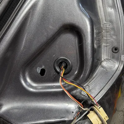 Ford Fiesta Hatch - Nút bịt lỗ thoát nước đèn hậu MK7 MKVII