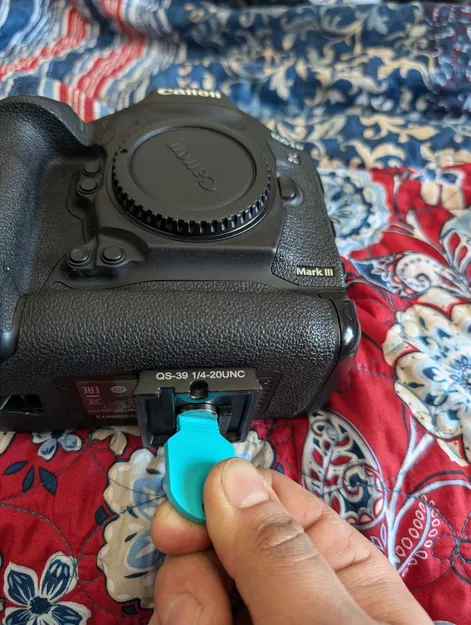 Dụng cụ siết quick release plate (gắn móc khóa) - Image 1