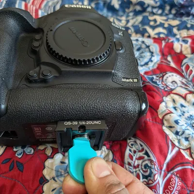 Dụng cụ siết quick release plate (gắn móc khóa)