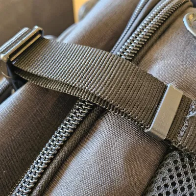 Kẹp giữ dây đeo (Strap keepers)