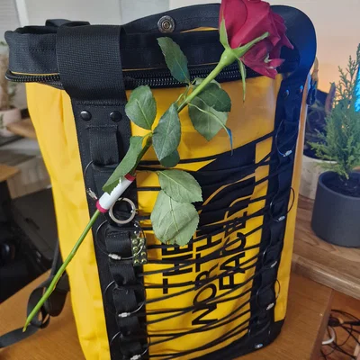 Kẹp Balo Hoa Hồng Valentine (Valentines Rose Backpack Clip)
