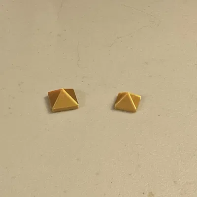 Đinh tán/Spike hình kim tự tháp (Pyramid stud/spike)