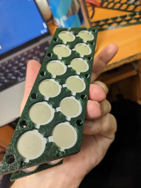 Giá đỡ 12x pin 21700 có khe đi dây - Image 2