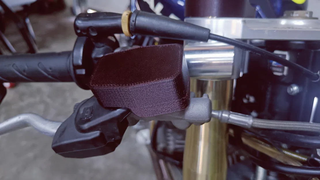 Ốp bảo vệ bình dầu cùm thắng trước Ohvale GP0 Evo (Braktec) - Image 1