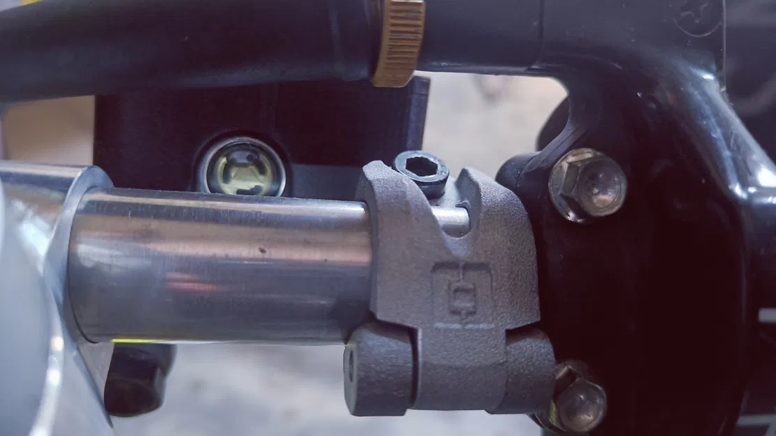 Ốp bảo vệ bình dầu cùm thắng trước Ohvale GP0 Evo (Braktec) - Image 2