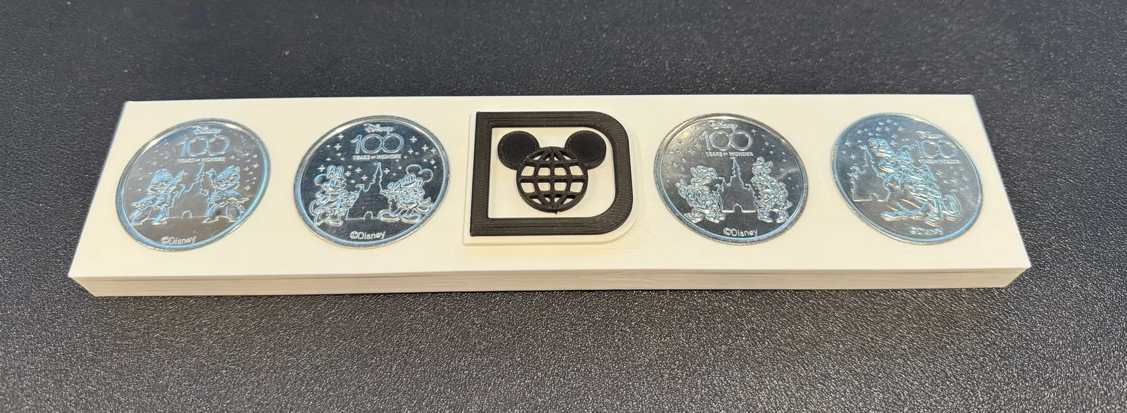 Khay/giá giữ Medallion Disney 4 (WDW 100 Years of Wonder) - Image 1