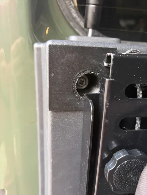Insert sửa lỗ bắt ốc cho tấm ốp tailgate FJ Cruiser - Image 1