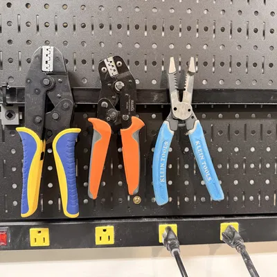 Phụ kiện/miếng trung tâm DDD Wall Control - giá giữ dây rút (zip tie)