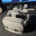 Chân đế Meta Quest 3s có tay cầm - Thumbnail 2