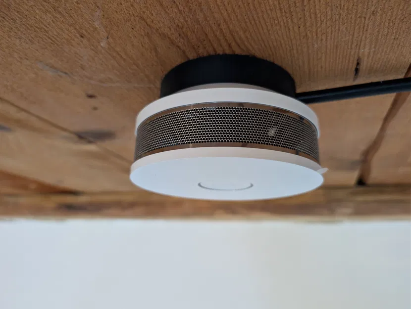 Ngàm gắn nổi trần cho Gira DualQ Rauchmelder (Smoke detector) – lỗ đi dây bên hông - Image 1