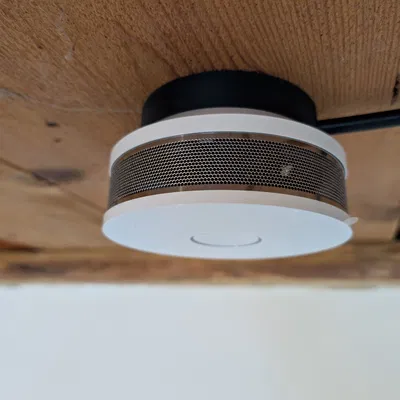 Ngàm gắn nổi trần cho Gira DualQ Rauchmelder (Smoke detector) – lỗ đi dây bên hông