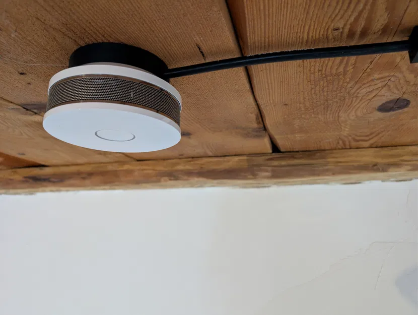 Ngàm gắn nổi trần cho Gira DualQ Rauchmelder (Smoke detector) – lỗ đi dây bên hông - Image 2