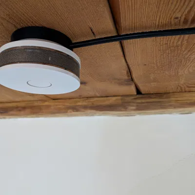 Ngàm gắn nổi trần cho Gira DualQ Rauchmelder (Smoke detector) – lỗ đi dây bên hông