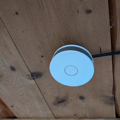 Ngàm gắn nổi trần cho Gira DualQ Rauchmelder (Smoke detector) – lỗ đi dây bên hông