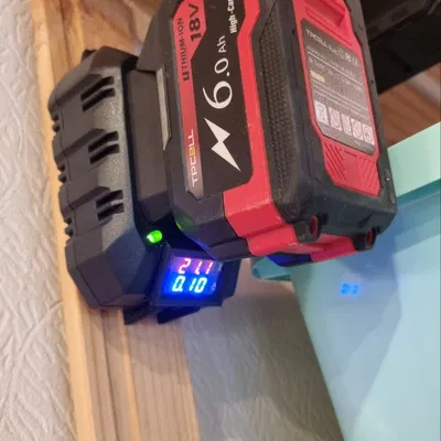 Giá treo tường cho sạc Makita clone Trung Quốc (kiểu DC18RC)