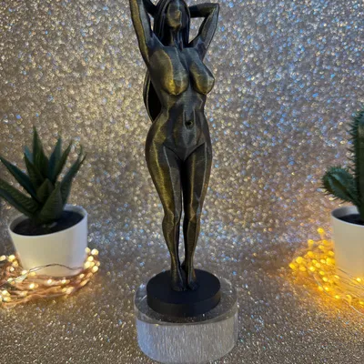 Tượng Lowpoly Woman (Low-Poly) Trang Trí Hiện Đại