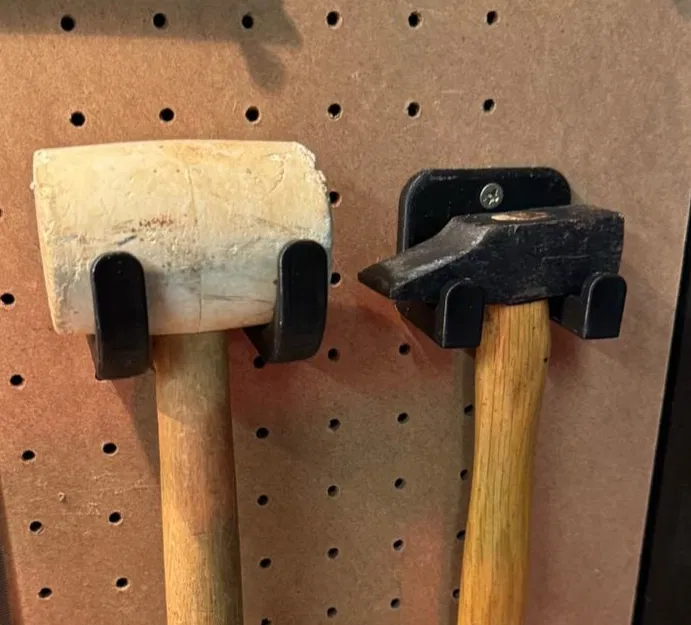 Bộ Giá Đỡ Búa & Búa Cao Su Universal cho Pegboard (25mm) - Image 1