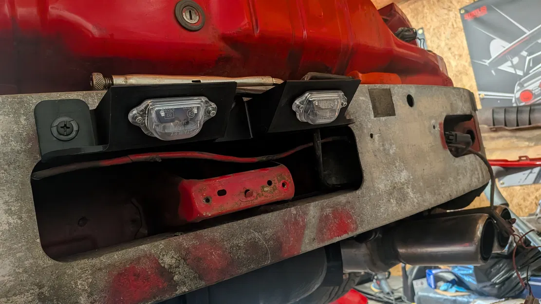 Giá đỡ đèn biển số sau RX7 FD3S (FD01-51-261A) - Image 1