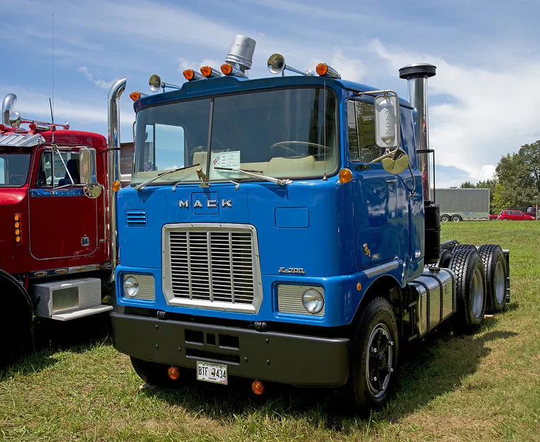 Mack F700 Sleeper - Image 1