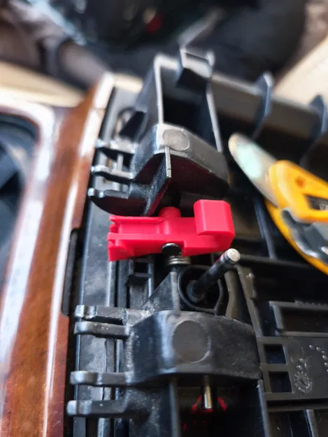 Chốt gài bệ tỳ tay VW TOUAREG 7L (armrest latch) - Image 1