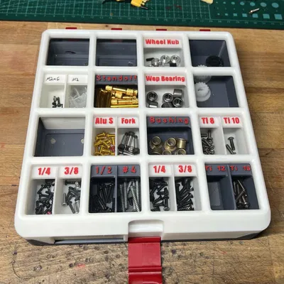 Khay Gridfinity 1x1x4U có vách chống tràn + kệ nhãn (cho case 4U Modern)