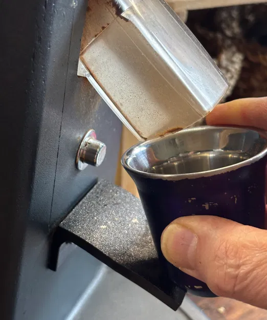 Giá đỡ cốc dosing TPU uốn cong cho máy xay Ascaso - Image 2