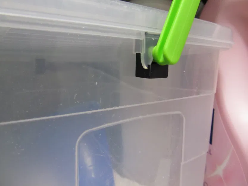 Kẹp cố định quai xách hộp bột giặt DM Denk Mit (DM Waschmittel Box Henkel Befestigungs - Clip) - Image 1