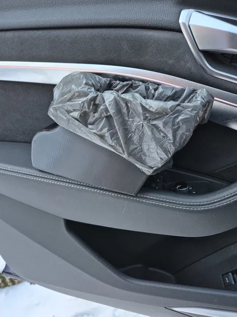 Thùng rác gắn hộc cửa Audi E‑Tron - Image 2