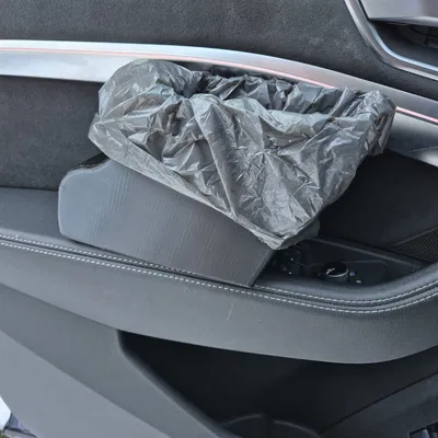 Thùng rác gắn hộc cửa Audi E‑Tron