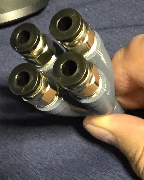 Bộ chia PTFE 4 nhánh ren M10 cho đầu nối PC4 - Image 1