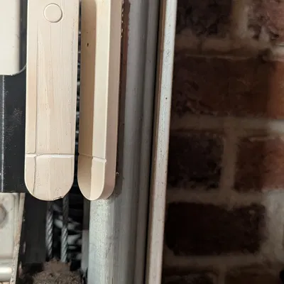 Giá gắn cảm biến IKEA MYGGBETT cho cửa cuốn trần Hörmann