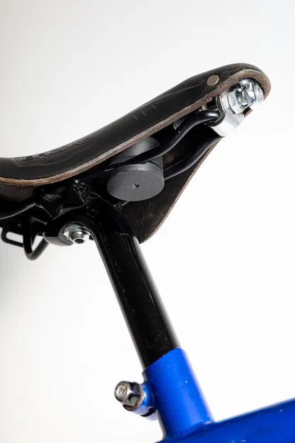 Ngàm gắn AirTag giấu kín dưới yên xe (Stealth AirTag Saddle Mount) - Image 1