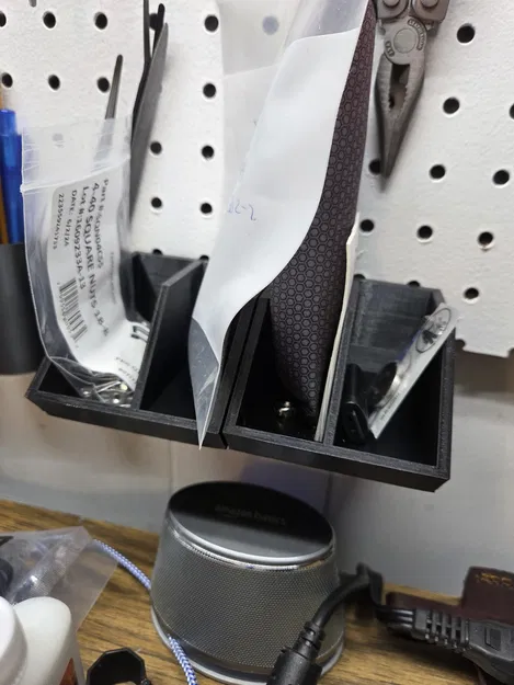 Khay pegboard có thêm vách ngăn giữa - Image 1